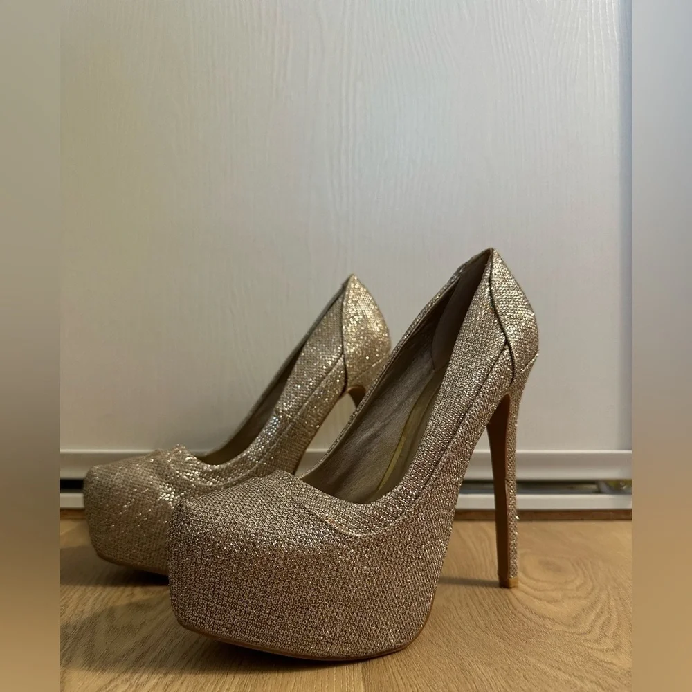 Gently Worn SZ 9 Elegant Gold Women's Heels